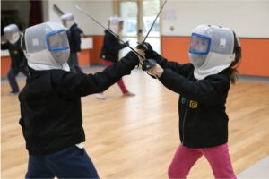 Lire la suite à propos de l’article ESCRIME ARTISTIQUE À L&rsquo;ECOLE PRIMAIRE – Une approche pédagogique centrée sur l&rsquo;élève